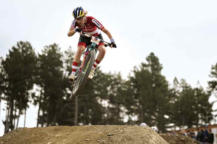 Hier fliegt Laura Stigger noch auf dem Mountainbike durch die Luft. Dieses Jahr will sie an ihren Junioren-Weltmeistertitel auf der Straße anknüpfen.