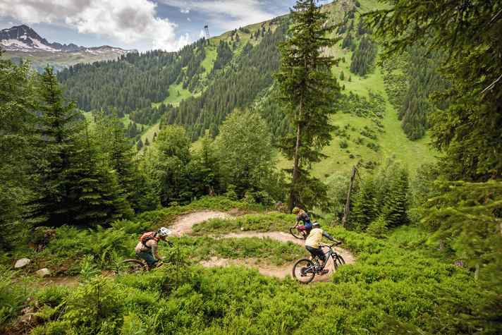 Alte, eingewachsene Trails wieder ausgegraben und dabei gleich für mehr Fahrspaß optimiert.