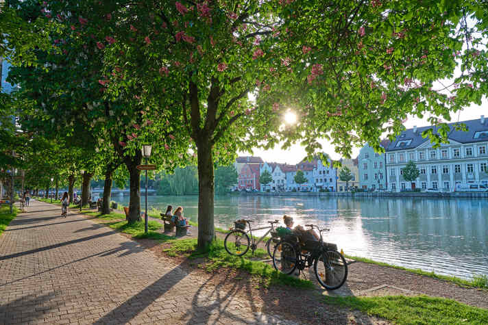 Landshut ist eine echte Sommerstadt. An den Ufern der Isar lässt es sich gut aushalten.