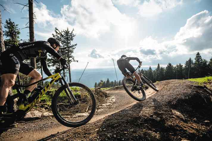 Campen auf dem Parkplatz im tschechischen Klinovec ist bereits Kult. So wie die langen Bikepark-Trails auch.