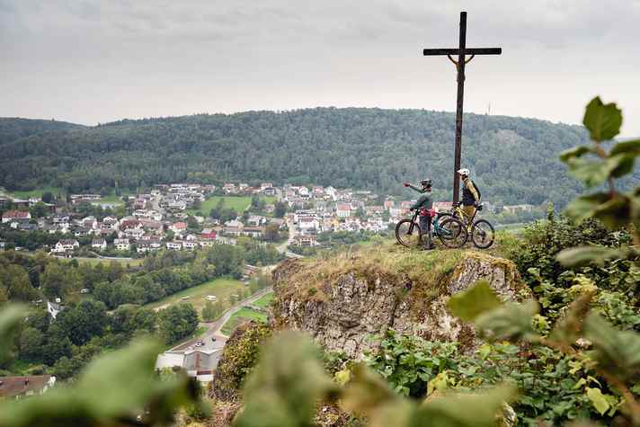 Zwischen den Hotspots Heumödern und Kelheim warten im bayerischen Altmühltal 23 Campingplätze und diverse Trail-Touren.