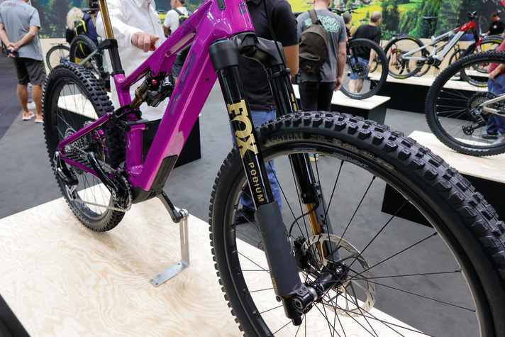 Das abfahrtsstärkste DJI-Bike von Crussis kommt mit der neuen Upsidedown-Gabel Fox Podium.