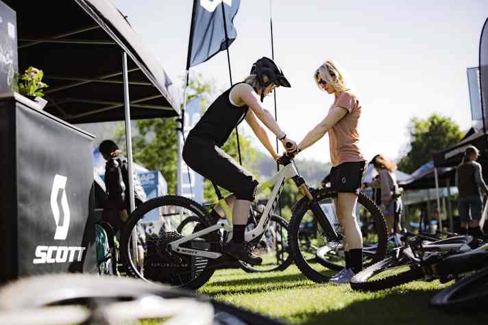 Von Frau zu Frau fallen die Hemmschwellen. An alle Bikeshop-Besitzer: Versucht es doch mal mit einem Beratungs- und Verkaufstag nur für Frauen?