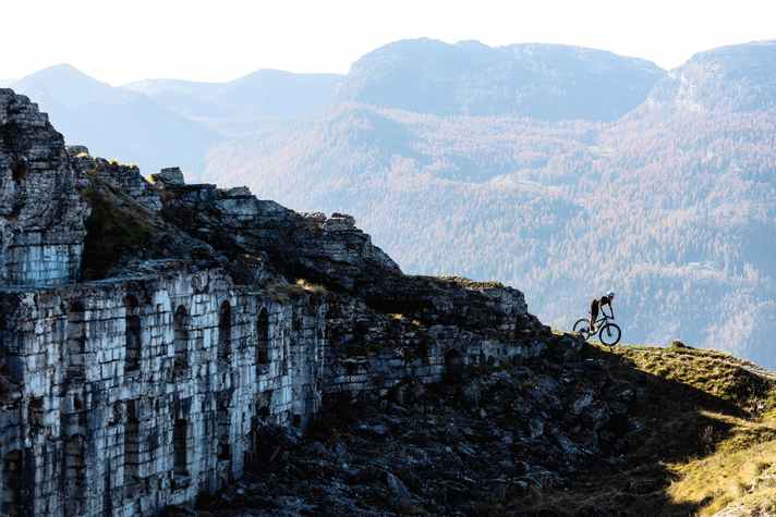 Die Hochebene Alpe Cimbra ist gerade im Herbst ein echter Sonnenbalkon - mit geschichtsträchtigen Bike-Touren.