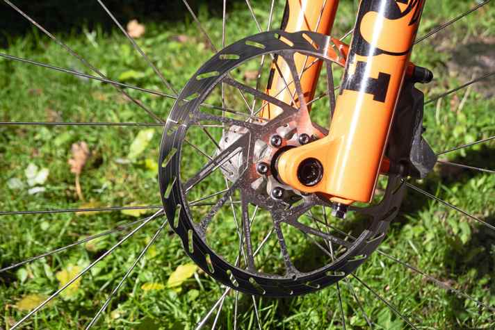 Nach 1094 Kilometer und 56340 Höhenmeter bekommt die Sram-Code-Bremsanlage einen Bremskraftverstärker in Form von zwei neuen Rotoren.