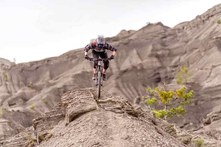 Nicht nur im EVO-Bikepark - auch die ausgeschilderten Touren von Digne führen teils durch die ikonische schwarze Landschaft.