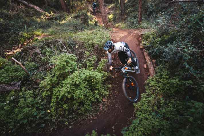 An Malagas Küste gibt’s auch grüne Ecken. Dort sind die Trails schön lehmig, aber steil.