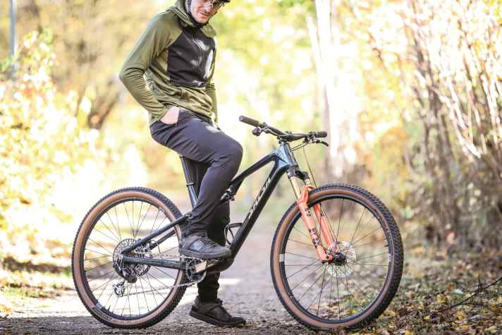 Die Taschen der Primaloft-Hosen von Rose sind zu klein für große Hände und Geldbeutel. Auch bei großen Smartphones wird’s eng.