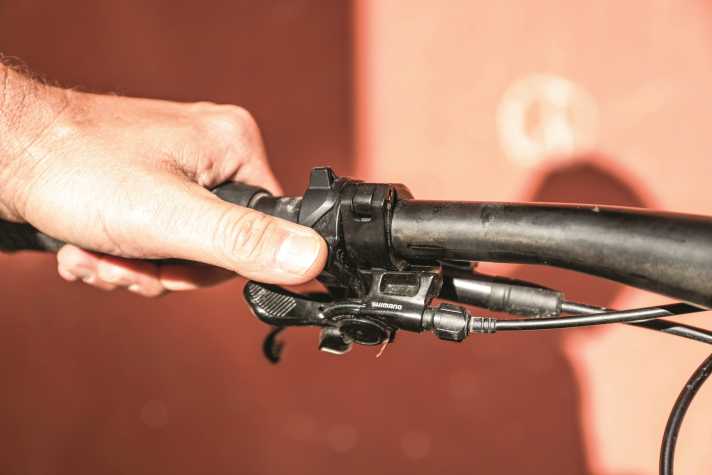 So ein Hightech-E-MTB, wie das Bulls Vuca Evo Am 2, hätte auch eine hochwertige Schiebe-Assistenz verdient. Der Hebel hat jedoch keinen definierten Druckpunkt: mal schiebt das Rad, mal wieder nicht.