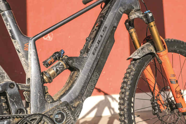 Der 4-Link-Swingarm des Bills E-MTB Fullys kommt aus dem Motorrad-Rennsport und sorgt in Verbindung mit dem Fox Float X Dämpfer mit Piggyback für starke Laufruhe auch in wildem Gelände.