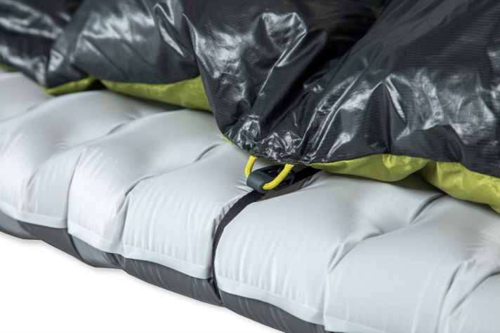 Dank Befestigungssystem soll der Nemo Pulse Quilt Schlafsack auf der Isomatte nicht verrutschen.