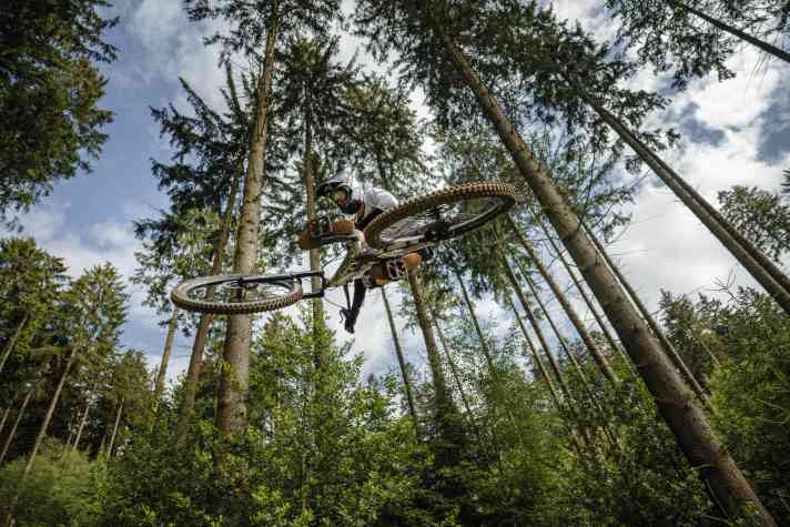 Mit bis zu 200 mm Federweg am Heck ist mit dem G1 (weiterhin) alles möglich, was man mit einem MTB anstellen kann.
