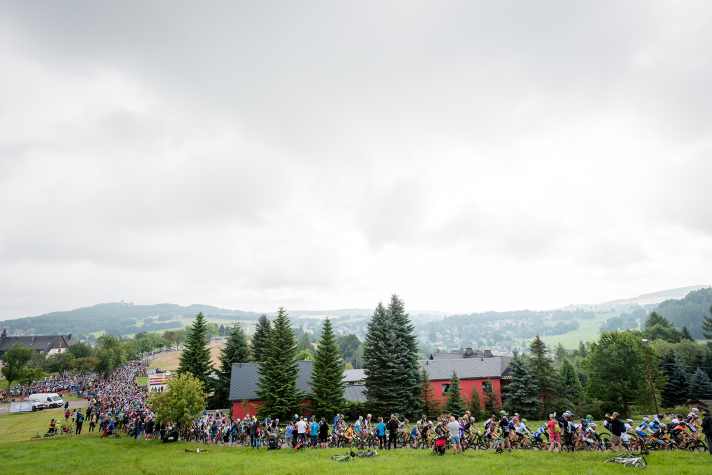 Der Start des EBM auf der Wettiner Höhe oberhalb von Seiffen. Erst nach einer etwa 10 Kilometer langen Einführungsrunde geht es auf den klassischen, knapp 30 Kilometer langen Rundkurs, der je nach gebuchter Distanz einmal, zweimal, oder dreimal gefahren wird