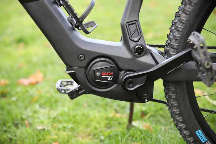 Der Bosch Performance SX gehört mit 600 Watt kurzzeitiger Spitzenleistung und bis zu 55 Newtonmetern zu den kräftigen Vertretern der Light-Kategorie.