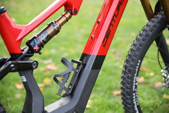 Viel Platz im Rahmendreieck und zwei Flaschenhalteraufnahmen ermöglichen es, neben dem 250-Wh-Zusatz-Akku noch eine Trinkflasche mitzunehmen. Für maximale Platzausnutzung ist der eigene Flaschenhalter für die seitliche Flaschenentnahme ausgelegt.