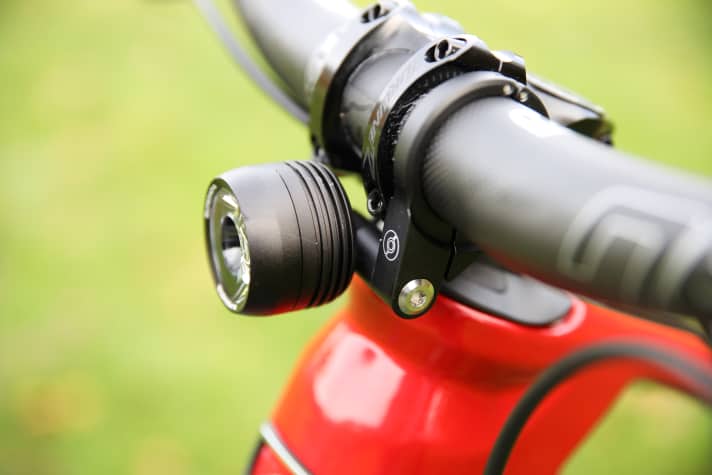 Ab Werk ist eine kompakte Frontleuchte montiert und an den Haupt-Akku angeschlossen. Die Supernova Mini2 ist wertig, klein und bietet mit 100 Lux gutes Licht.