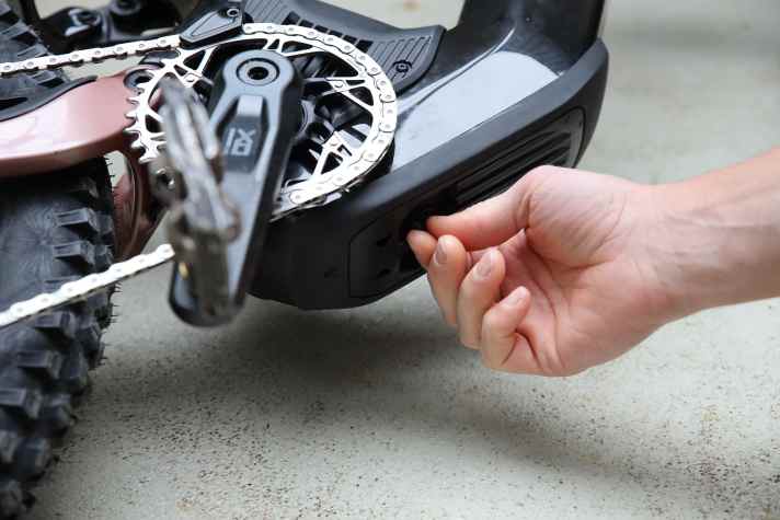 Der Drehverschluss zum Öffnen der Klappe läuft an unserem Testbike sehr hakelig.