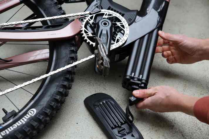 Die Batterie kann nach unten herausgezogen werden. Das klappt gut, wenn das Bike auf der Seite liegt. Der Einbau ist aber deutlich leichter, wenn das Rad auf dem Kopf steht.