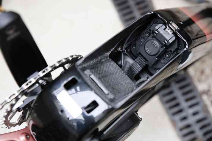 Mit einem Klapp-Mechanismus wird der Akku im Bike fixiert. An unserem Testbike sitzt die Batterie nach dem ersten Eindruck schön fest im Bike. Einen Schlüssel braucht es nicht.