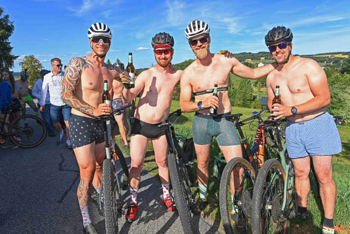 Ein Prost auf den EBM. Nicht nur beim Underpant-Ride, sondern auch beim Hauptrennen, geht es spürbar unverkrampft zur Sache.