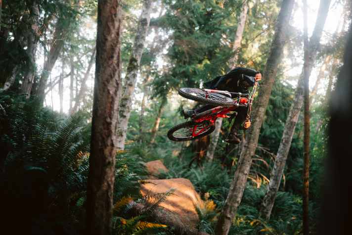 Peter Kaiser schaukelt sein Trek Session über Dirt-Sprünge auf Vancouver Island. Mit der App Trailforks findet man die besten B.C.-Trails.