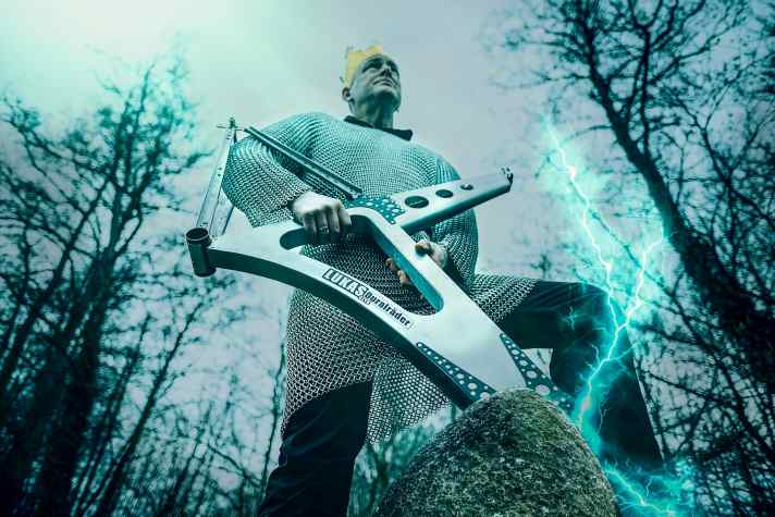 Spaß muss sein: Thomas hat sich als King Arthur verkleidet und zieht den Rahmen aus dem Stein, als wäre er das heilige Schwert Ecxalibur.