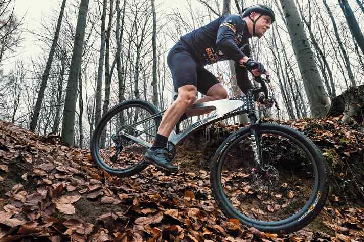 Immer Vollgas: Thomas schont das Bike nicht, sondern heizt am liebsten mit straffer Kette über die Trails. Ein kleines Manko ist der fehlende Flaschenhalter, auf den Thomas bauartbedingt verzichten musste. Wenn lange Touren anstehen, muss er einen Trinkrucksack mitnehmen.