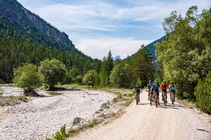Tages- und Hütten-Tourer, aber auch Alpenüberquerer starten morgens gern ins Karwendel.