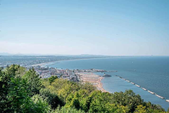 Die Fahrt über die Via Panoramica fordert Kondition und treibt den Schweiß. Aber der Ausblick über die Bucht von Rimini entschädigt für die Strapazen.