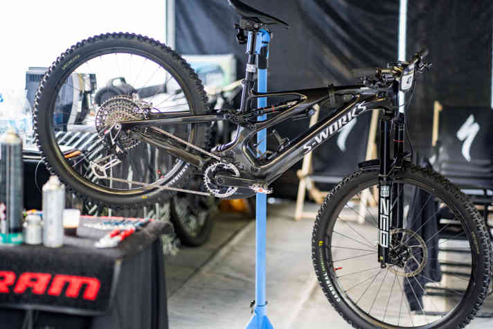 Trotz massiver Gabel und Downhill-Bereifung 23 Kilo leicht: Sofias Specialized Turbo Levo im Enduro-Trimm.