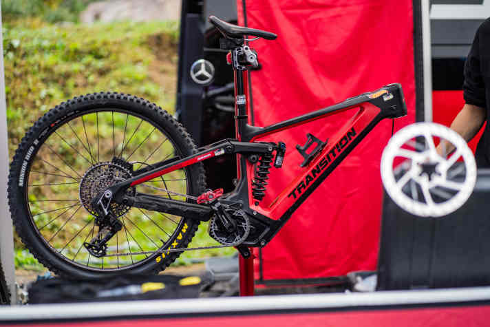 Mit 23,1 Kilo dürfte Yannick Pontals Transition Repeater PT das leichteste Bike in der Boxengasse der EDR-E-Rennserie sein.