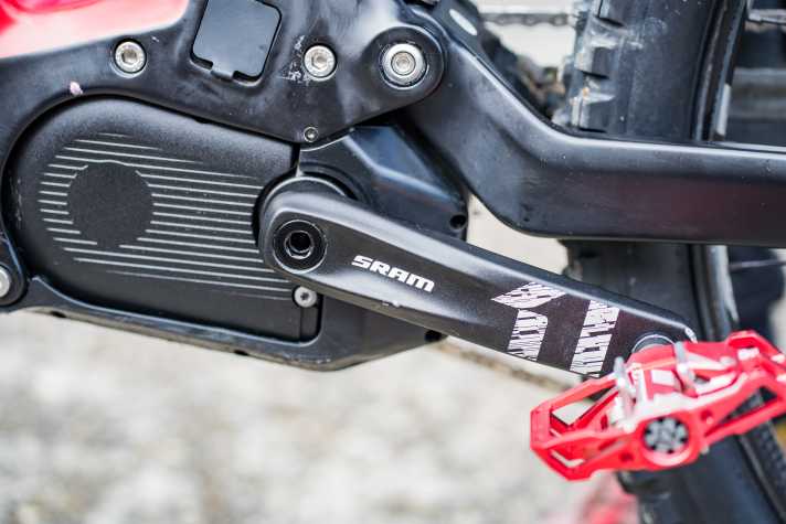 Der Sram Powertrain-Antrieb basiert auf dem Brose Drive S Mag. Dank des satten Drehmoments von 90 Newtonmetern kann Pontal ganz entspannt 150 Millimeter kurze Kurbeln montieren.