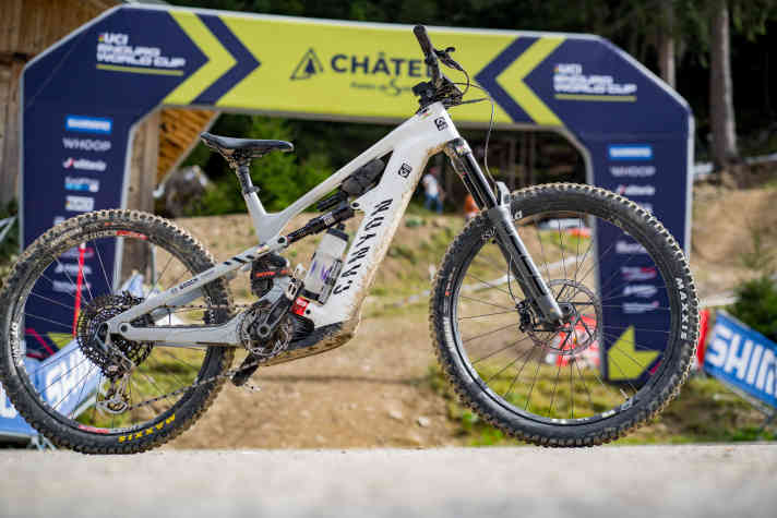 Ines setzt bei ihrem Strive:On auf Performance. Mit schweren Downhill-Reifen und 220er Bremsscheiben fällt ihr Race-Enduro etwas schweres aus als die Serien-Version des Canyon.