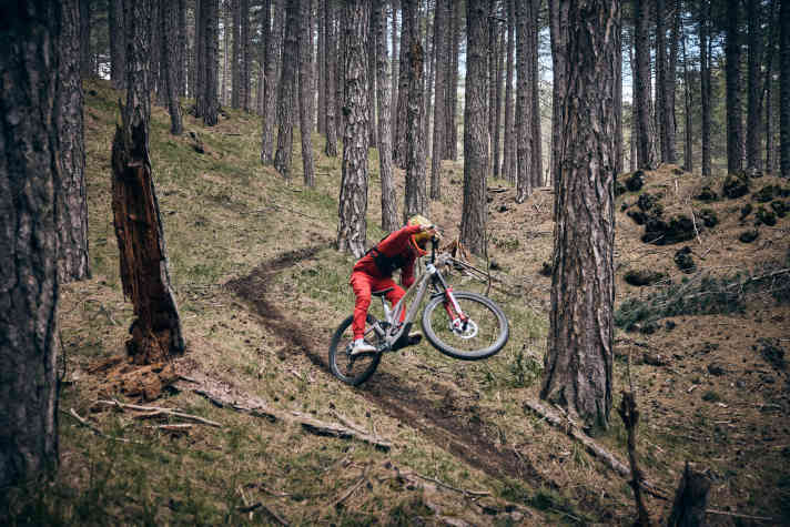 Zum lernen lieber ohne Bäume direkt neben der Trailspur.