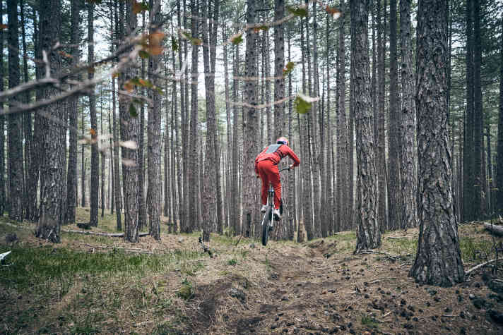Muss man erstmal sehen: „Absprünge lauern überall auf dem Trail“, sagt Korbi. Bereits kleine Schrägen eignen sich als Landung. Erkennt ihr Korbis Landung?