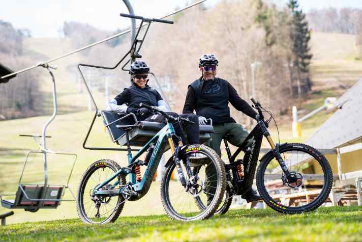 Downhill-Stars Nina Hoffmann und Steve Peat präsentieren: Das neue Bullit.