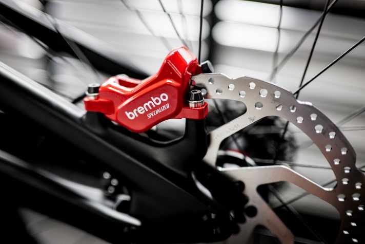 Der Brembo-Sattel beißt offenbar auch auf eine eigene Scheibe.
