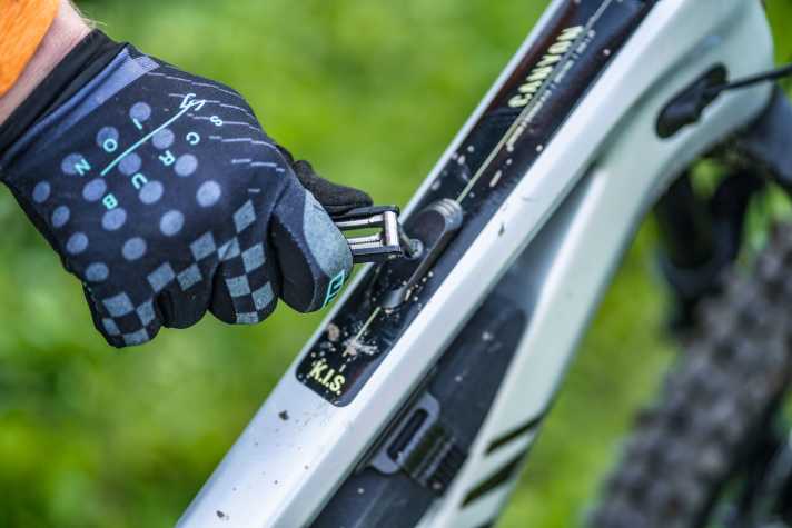 ... on the fly: Vorspannung einstellen geht so auch auf dem Trail, wenn es sein muss.
