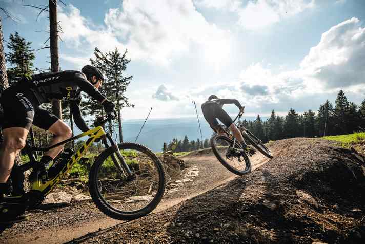 Im Bikepark Klínovec sind schon ein paar Streckenbau-Profis am Werk.