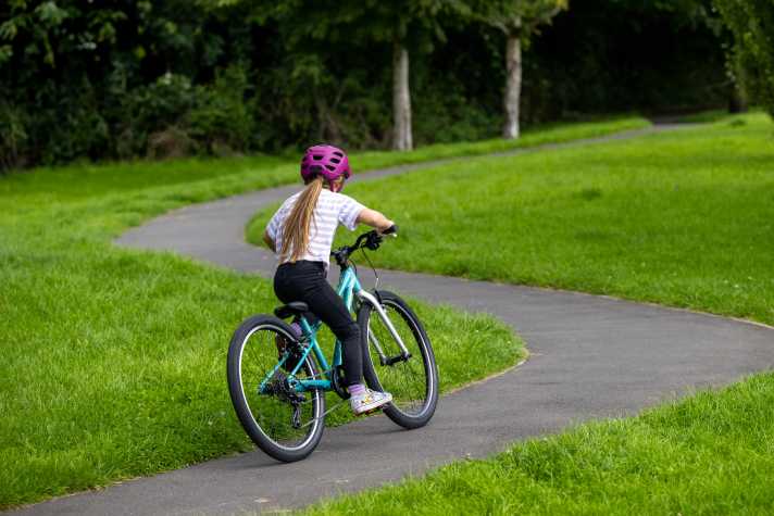 Irgendwann - mit 24 Zoll-Reifen - schocken dann Fahrradwege nur noch mit ordentlich Schräglage...