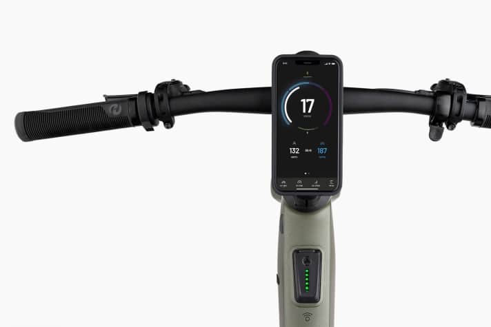 Ein dezentes Display am Oberrohr ist Standard am Light-E-Bike, viele Testmodelle bieten  auch eine Aufnahme fürs Smartphone und integrierte Lademöglichkeit.
