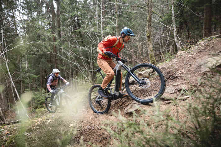 In schwierigen Uphills ist das Rockrider souveräner unterwegs als die Konkurrenz. Dank Klettergeometrie, zentraler Fahrposition und guter Traktion.