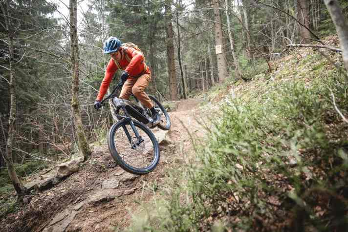 Sprünge und Spielereien auf dem Trail erfordern eine Extraportion Körpereinsatz. Doch mit ausgewogenem Handling und guter Fahrsicherheit kann das Rockrider auch in der Abfahrt punkten.
