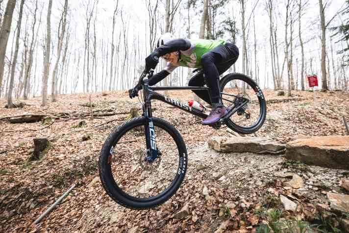 Hau-Ruck-Aktion: Um das lange Ghost Bike zum Abheben zu bringen braucht es eine gehörige Portion Körpereinsatz.