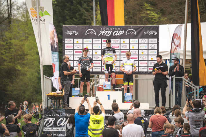 Elias holt bei der Bundesnachwuchssichtung zwei Mal den Sieg - hier auf dem Podest des XCO-Rennen.