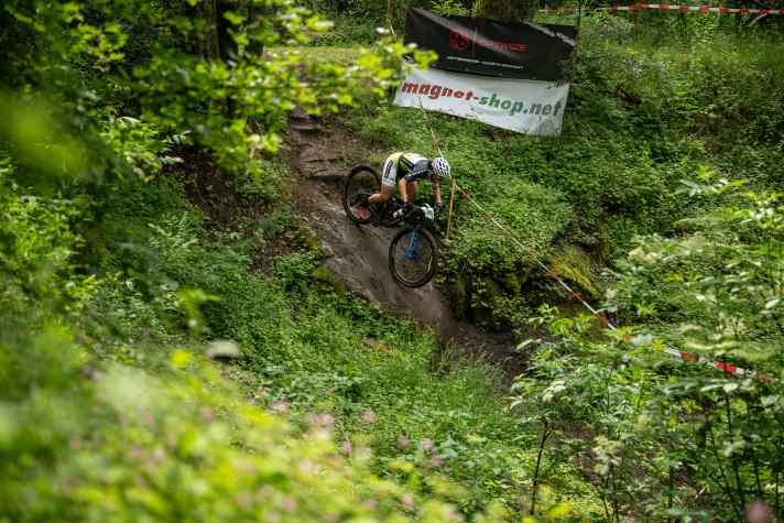 Bei Cross-Country-Jugendrennen spielt die fahrtechnische Komponente eine entscheidende Rolle. Paulina Lange vom BIKE Junior Team hat’s drauf.