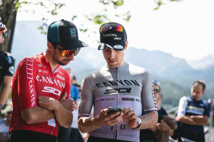 Vor und nach dem Rennen die Daten immer im Blick: Marc Stutzmann und Martin Stosek gewannen die BIKE Transalp 2024 und hatten natürlich Powermeter mit an Bord.