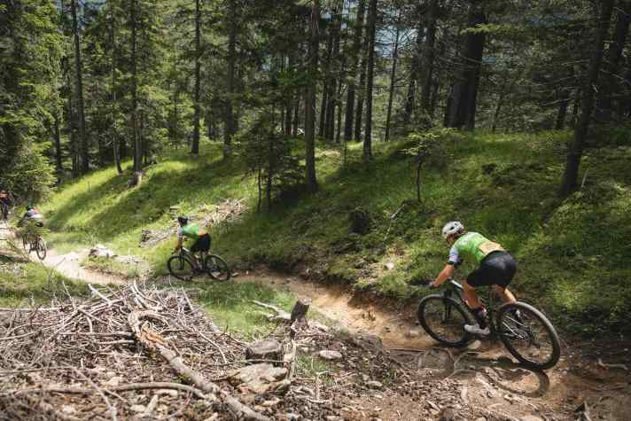 Ein Etappen-Rennen, wie die Maxxis BIKE Transalp, funktioniert nur bei einer harmonischen Kommunikation im Team. Tobi und Jan können auf eine lange Freundschaft bauen.