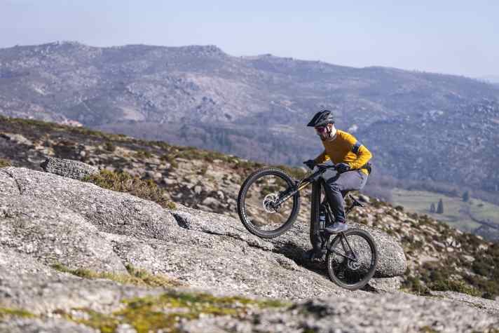Mit viel Motorleistung und langen Kettenstreben macht das Moterra SL auch im Uphill eine gute Figur. Der flache Lenkwinkel will aber bewusst gebändigt werden.