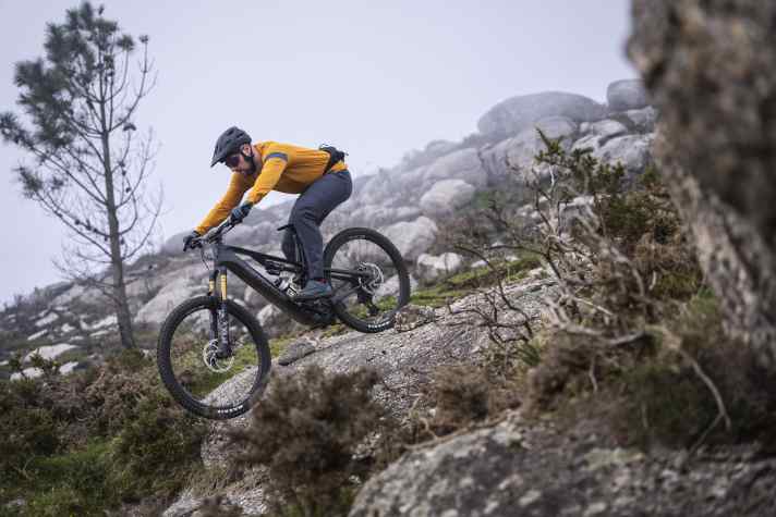 Auf steilen, schnellen und felsigen Trails fühlt sich das steife Moterra SL besonders zu Hause.